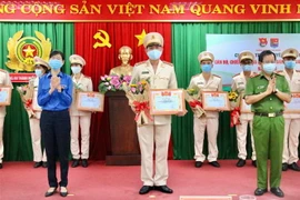 Các chiến sỹ trẻ tiêu biểu nhận Bằng khen. (Ảnh: Hồng Giang/TTXVN)
