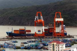 Bốc xếp hàng container tại Cảng Quy Nhơn. (Ảnh: Huy Hùng/TTXVN)