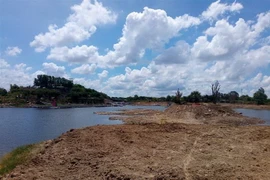 Hành lang hồ chứa nước Suối Đá, thôn Tân Trung, xã Châu Pha, thị xã Phú mỹ bị phía Công ty TNHH Thương mại Dịch vụ và Du lịch Marina Châu Pha đào bới, xây dựng nham nhở. (Ảnh: Hoàng Nhị/ TTXVN)