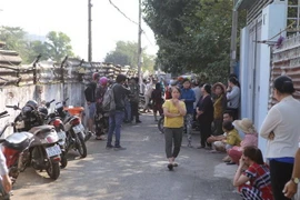 Người dân hiếu kỳ tập trung rất đông gần khu vực xảy ra vụ cháy. (Ảnh: Thành Chung/TTXVN)