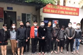 Các đối tượng sử dụng ma túy bị tạm giữ tại cơ quan công an. (Ảnh: TTXVN)