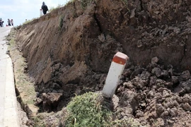 Đoạn đê biển Tây bị sụp lún nghiêm trọng. (Ảnh: Huỳnh Thế Anh/TTXVN)