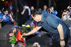 Bí thư Thành ủy Hà Nội Vương Đình Huệ thắp hương tri ân các anh hùng liệt sỹ. (Ảnh: Văn Điệp/TTXVN)