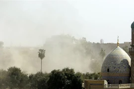 Khói bốc lên sau một vụ tấn công nhằm vào khu vực Vùng Xanh ở thủ đô Baghdad, Iraq. (Ảnh: AFP/TTXVN)