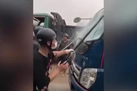 Ảnh chụp màn hình các đối tượng đập phá xe ôtô trong vụ tranh chấp đất đai ở Lương Sơn, Hòa Bình.