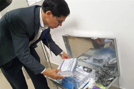 Đoàn công tác của Bộ Y tế kiểm tra hệ thống kiểm dịch y tế quốc tế khu cách ly khi phát hiện các trường hợp nghi nhiễm viêm phổi cấp do chủng virus mới nCoV. (Ảnh: TTXVN)