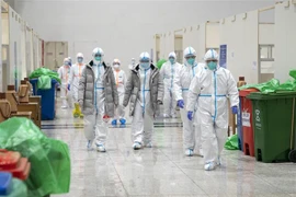 Các nhân viên y tế làm việc tại một bệnh viện ở Vũ Hán, Trung Quốc ngày 5/2/2020. (Ảnh: THX/TTXVN)