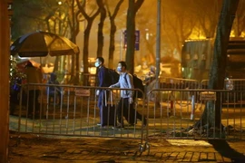 Người Việt Nam trở về từ nước ngoài vào khu cách ly tập trung, khu nhà ở cho học sinh, sinh viên Pháp Vân-Tứ Hiệp (quận Hoàng Mai). (Ảnh: Minh Quyết/TTXVN)