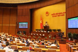 Quốc hội biểu quyết thông qua Nghị quyết về Chương trình xây dựng luật, pháp lệnh năm 2021, điều chỉnh Chương trình xây dựng luật, pháp lệnh năm 2020. (Nguồn: TTXVN)