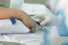 Lấy mẫu xét nghiệm cho người dân. (Nguồn: TTXVN)