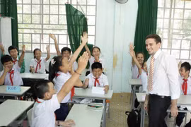 Giờ học tiếng Anh của Trường THCS Hùng Vương, Đồng Nai, với giảng viên người nước ngoài. (Ảnh minh họa: Minh Quyết/TTXVN)