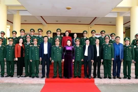 Chủ tịch Quốc hội Nguyễn Thị Kim Ngân cùng Đoàn công tác chụp ảnh chung với cán bộ, sỹ quan chỉ huy của Bộ Chỉ huy quân sự tỉnh Đắk Lắk. (Ảnh: Trọng Đức/TTXVN)