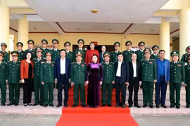 Chủ tịch Quốc hội Nguyễn Thị Kim Ngân cùng Đoàn công tác chụp ảnh chung với cán bộ, sỹ quan chỉ huy của Bộ Chỉ huy quân sự tỉnh Đắk Lắk. (Ảnh: Trọng Đức/TTXVN)