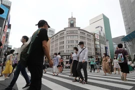Người dân đeo khẩu trang phòng lây nhiễm COVID-19 khi di chuyển trên đường phố tại Tokyo, Nhật Bản ngày 30/5/2020. (Ảnh: THX/TTXVN)