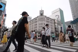Người dân đeo khẩu trang phòng lây nhiễm COVID-19 khi di chuyển trên đường phố tại Tokyo, Nhật Bản ngày 30/5/2020. (Ảnh: THX/TTXVN)