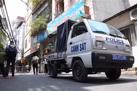 Lực lượng chức năng phong tỏa khu vực ngõ 230/26 Mễ Trì Thượng, nơi có trường hợp nghi nhiễm COVID-19 đang sinh sống. (Ảnh: Lê Phú/TTXVN)