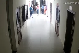 Bị cáo Hào cùng nhiều đối tượng khác kéo nhau lên tòa gây rối vào chiều 24/8. (Ảnh cắt từ camera)