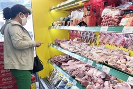 Người tiêu dùng Thành phố Hồ Chí Minh có thể mua thịt lợn trong nước lẫn hàng nhập khẩu tại kênh phân phối hiện đại. (Ảnh: Mỹ Phương/TTXVN)