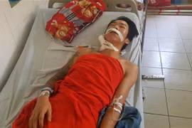 Bệnh nhân bị đâm thủng động mạch cảnh chung được điều trị tại bệnh viện. (Ảnh: Đậu Tất Thành/TTXVN)