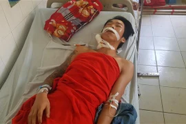 Bệnh nhân bị đâm thủng động mạch cảnh chung được điều trị tại bệnh viện. (Ảnh: Đậu Tất Thành/TTXVN)