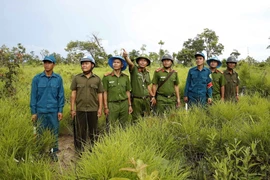 Công an chính quy và công an viên của xã Ia Rvê, huyện Ea Súp tỉnh Đắk Lắk tuần tra đảm bảo an ninh trật tự trên tuyến biên giới phía Tây Bắc giáp với Vương quốc Campuchia. (Ảnh: Doãn Tấn/TTXVN)