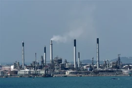 Một cơ sở lọc dầu của Công ty dầu khí Shell ở đảo Bukom, ngoài khơi Singapore. (Ảnh: AFP/TTXVN)