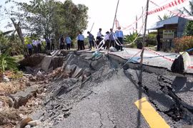 Các đại biểu tham dự hội nghị đi khảo sát thực tế tại điểm sạt lở. (Ảnh: Huỳnh Thế Anh/TTXVN)