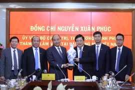 Thủ tướng Nguyễn Xuân Phúc tặng quà lưu niệm cho Đài Tiếng nói Việt Nam. (Ảnh: Thống Nhất/TTXVN)