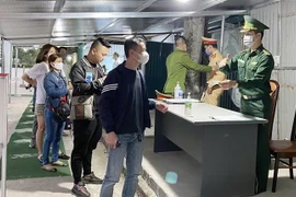 Tất cả người dân và du khách đều phải trình báo chứng minh thư nhân dân hoặc thẻ căn cước công dân trước khi vào hoặc ra khỏi vùng biên giới Móng Cái. (Ảnh: Văn Đức/TTXVN)