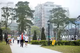 Khách du lịch đến tham quan Tam Đảo kỳ nghỉ lễ 30/4 và 1/5. (Ảnh: Hoàng Hùng/TTXVN)