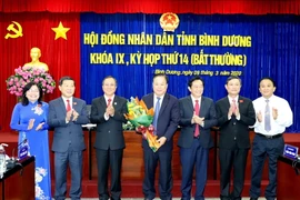 Đại diện lãnh đạo tỉnh Bình Dương chúc mừng ông Hồ Quang Điệp được bầu giữ chức Phó Chủ tịch HĐND tỉnh nhiệm kỳ 2016-2021. (Ảnh: Nguyễn Văn Việt/TTXVN)