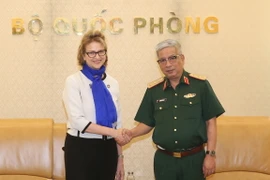 Thượng tướng Nguyễn Chí Vịnh tiếp bà Caitlin Wiesen - Đại diện thường trú Chương trình Phát triển Liên hợp quốc tại Việt Nam. (Ảnh: Hồng Pha/TTXVN)