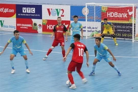 Một pha tranh bóng trong trận thi đấu giữa hai đội Sanatech Khánh Hòa và Đà Nẵng. (Ảnh: Tiên Minh/TTXVN)