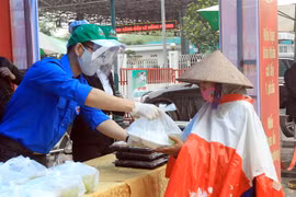 Suất ăn miễn phí làm ấm lòng người lao động nghèo giữa mùa dịch. (Ảnh: An Đăng/TTXVN)