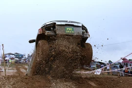 Nền đường ướt khiến các tay lái phải xử lý khôn ngoan nếu muốn vượt qua chướng ngại dốc cao. (Ảnh: Hoàng Hiếu/TTXVN)