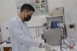Cán bộ, giảng viên trường Đại học Bách khoa-Đại học Đà Nẵng đang pha chế nước rửa tay sát khuẩn. (Ảnh: Văn Dũng/TTXVN)
