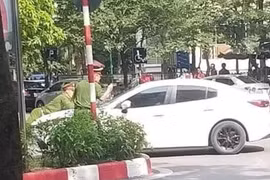 Bắt tạm giam tài xế bỏ chạy, hất chiến sỹ công an lên nắp capô