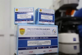Bộ kit định tính SARS-CoV-2 do Học viện Quân y chủ trì, phối hợp với Công ty Cổ phần Công nghệ Việt Á nghiên cứu và sản xuất. (Ảnh: Dương Giang/TTXVN)