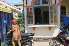 Cán bộ, giảng viên của trường nghiêm túc thực hiện khử khuẩn cả người và xe khi đến trường. (Nguồn: Báo Phú Yên)