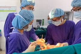 Các bác sỹ đang phẫu thuật cho bệnh nhân. (Ảnh: Bệnh viện cung cấp)