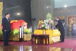 Ủy viên Bộ Chính trị, Thường trực Ban Bí Thư Trần Quốc Vượng dâng hương tại lễ viếng đồng chí Trần Quốc Hương. (Ảnh: Thanh Vũ/TTXVN)