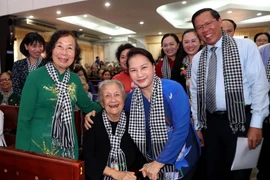 Chủ tịch Quốc hội Nguyễn Thị Kim Ngân với các đại biểu dự buổi họp mặt. (Ảnh: Trọng Đức/TTXVN)
