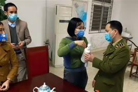 Thành viên đoàn công tác kiểm tra xuất xứ nước khử trùng ở một doanh nghiệp chế biến gỗ xuất khẩu tại Khu công nghiệp Bá Thiện, huyện Bình Xuyên. (Ảnh: Hoàng Hùng/TTXVN)