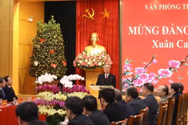 Thường trực Ban Bí thư Trần Quốc Vượng chúc Tết cán bộ, nhân viên Văn phòng Trung ương Đảng. (Ảnh: Văn Điệp/TTXVN)