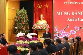 Thường trực Ban Bí thư Trần Quốc Vượng chúc Tết cán bộ, nhân viên Văn phòng Trung ương Đảng. (Ảnh: Văn Điệp/TTXVN)