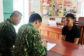 Đối tượng Nguyễn Văn Dương tại cơ quan Đồn Biên phòng Bắc Sơn (Bộ đội Biên phòng Quảng Ninh). (Ảnh: TTXVN)