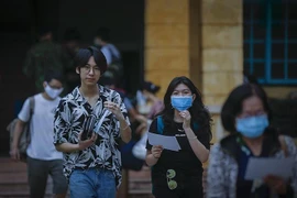 Các công dân rời khỏi khu vực cách ly để trở về nhà. (Ảnh: Trọng Đạt/TTXVN)