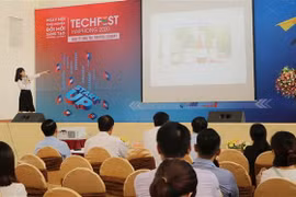 Đại diện các dự án trình bày ý tưởng để giới thiệu sản phẩm và gọi vốn đầu tư. (Ảnh: Minh Thu/TTXVN)
