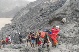 Lực lượng cứu hộ chuyển thi thể nạn nhân trong vụ lở đất tại Hpakant, bang Kachin, Myanmar, ngày 2/7/2020. (Ảnh: THX/TTXVN)