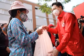 Ông Đào Ngọc Triệu, Chủ tịch Hội Chữ thập đỏ thành phố Hà Nội phát lương thực miễn phí cho người nghèo, người có hoàn cảnh khó khăn tại Trường THCS Đại Kim, phường Đại Kim, quận Hoàng Mai. (Ảnh: Thanh Tùng/TTXVN)